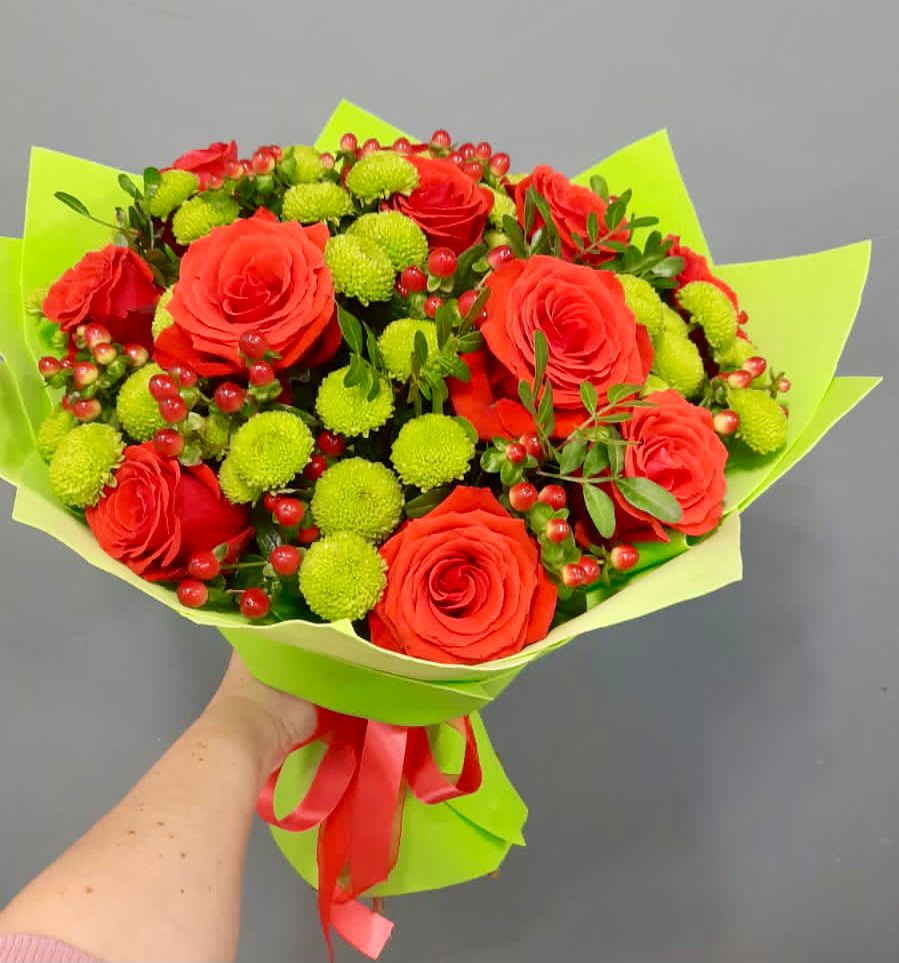 Букет цветов из: Хризантемы и Розы в Приморске Ленинградской области