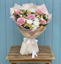 Букет цветов из:  Гвоздики, Орхидеи и Розы в Приморске Ленинградской области