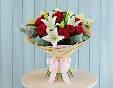 Букет цветов из:  Лилии и Розы в Приморске Ленинградской области