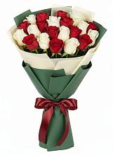 Букет Микс из красных и белых роз в Приморске Ленинградской области