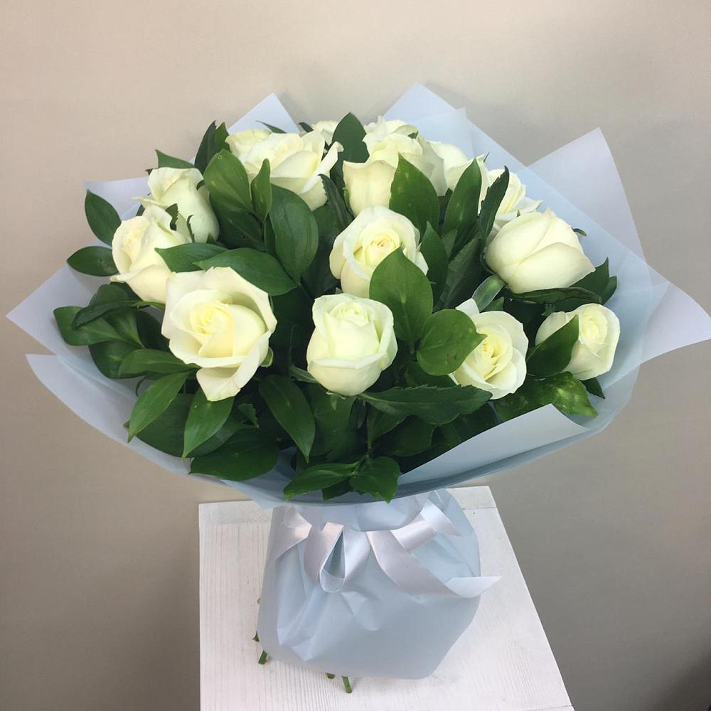 Букет 15 Белых роз Проуд в Приморске Ленинградской области