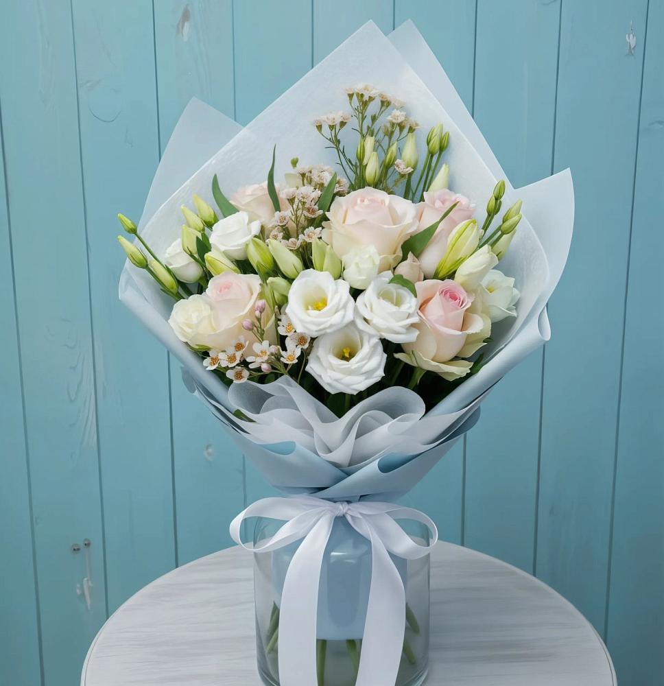 Букет цветов из: Розы и Лизиантусы в Приморске Ленинградской области