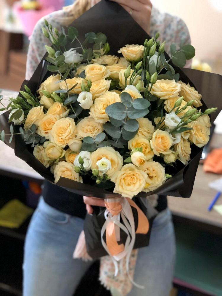 Букет цветов из: Розы и Лизиантусы в Приморске Ленинградской области