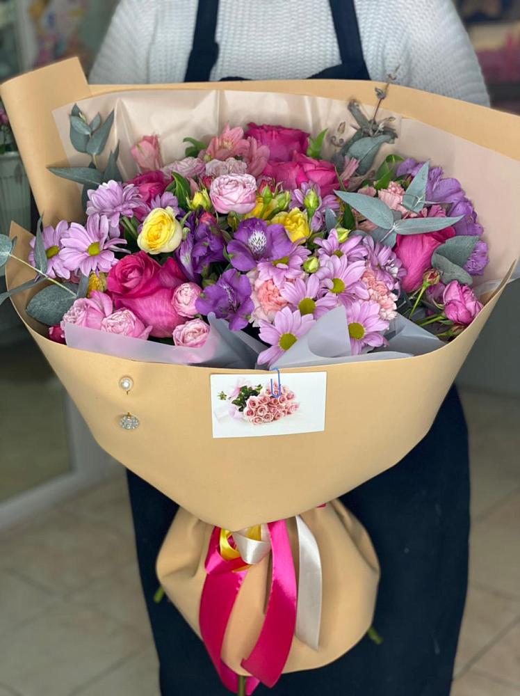 Букет цветов из: Хризантемы, Гвоздики и Альстромерии в Приморске Ленинградской области