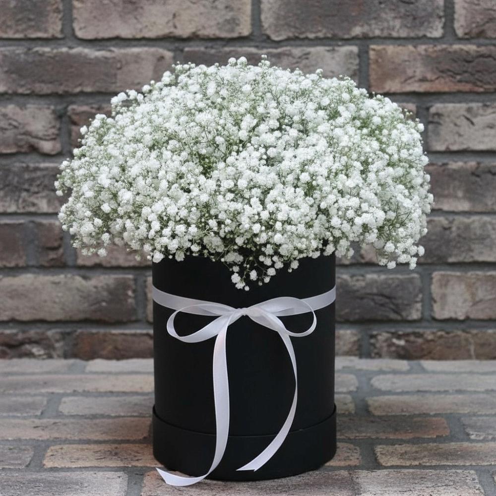 Цветочная композиция из Гипсофила в шляпной коробке в Приморске Ленинградской области