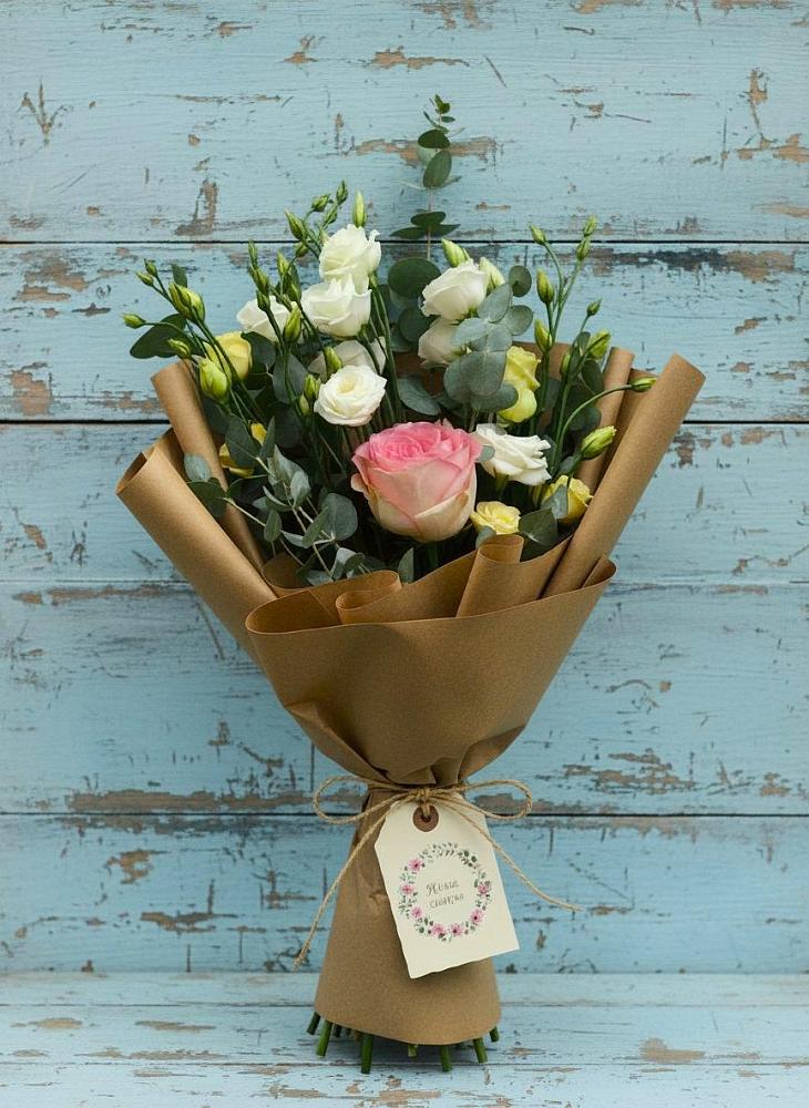 Букет цветов из: Розы и Лизиантусы в Приморске Ленинградской области