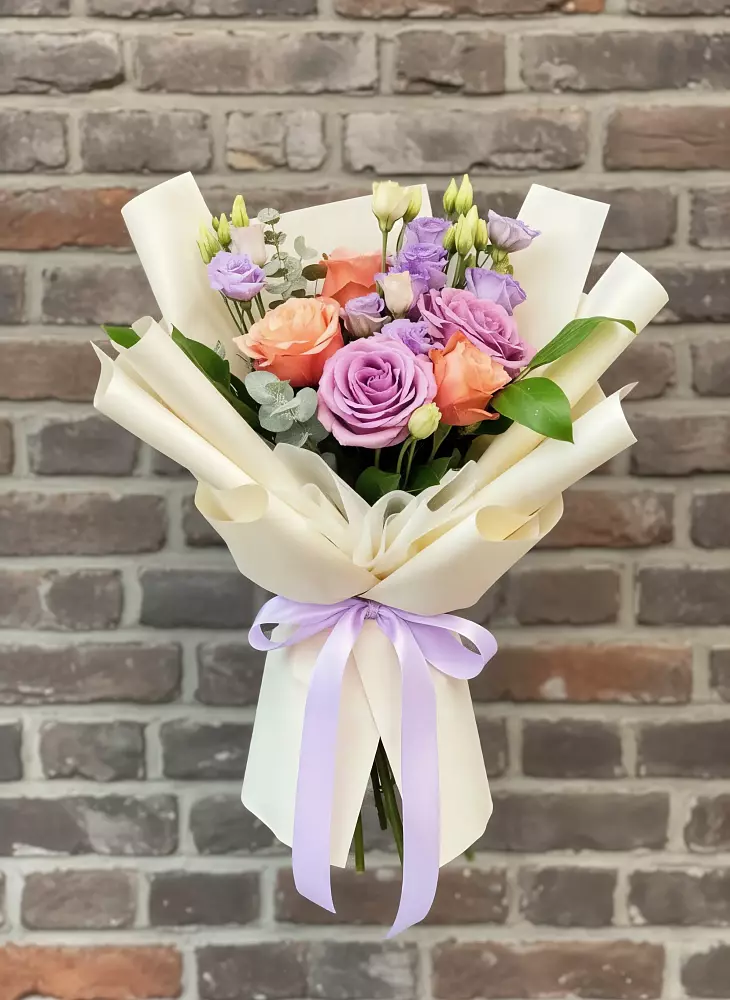 Букет цветов из: Лизиантусы и Розы в Приморске Ленинградской области