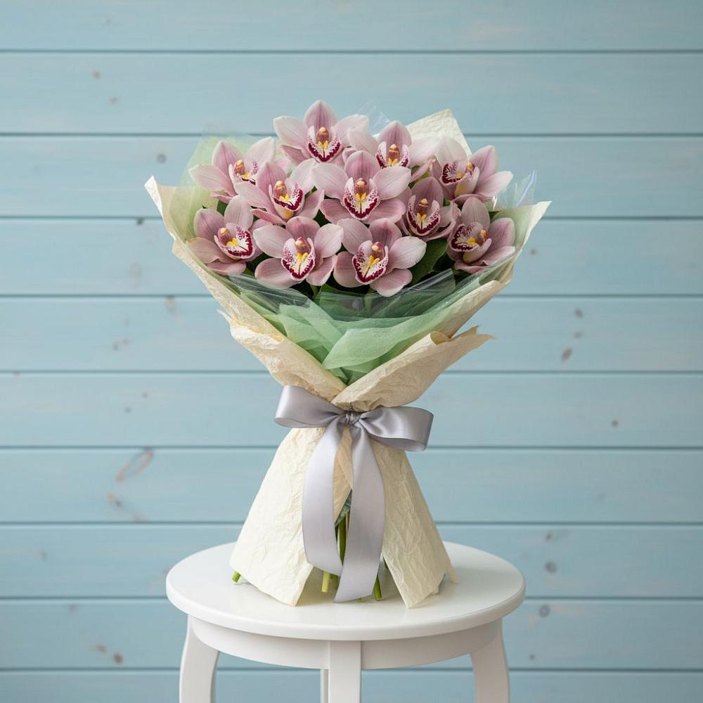 Букет цветов из: Орхидеи и Розы в Приморске Ленинградской области