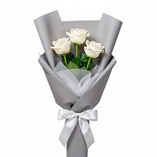 Букет 3 белые розы в Приморске Ленинградской области