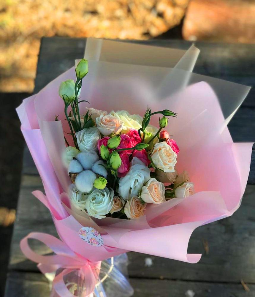 Букет цветов из: Розы и Лизиантусы в Приморске Ленинградской области