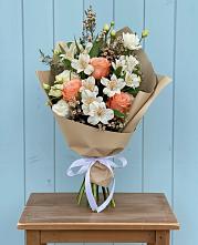 Букет цветов из:  Альстромерии, Лизиантусы, Розы и Хризантемы в Приморске Ленинградской области
