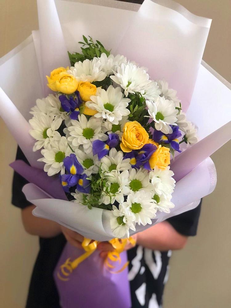 Букет цветов из: Ирисы, Хризантемы и Розы в Приморске Ленинградской области