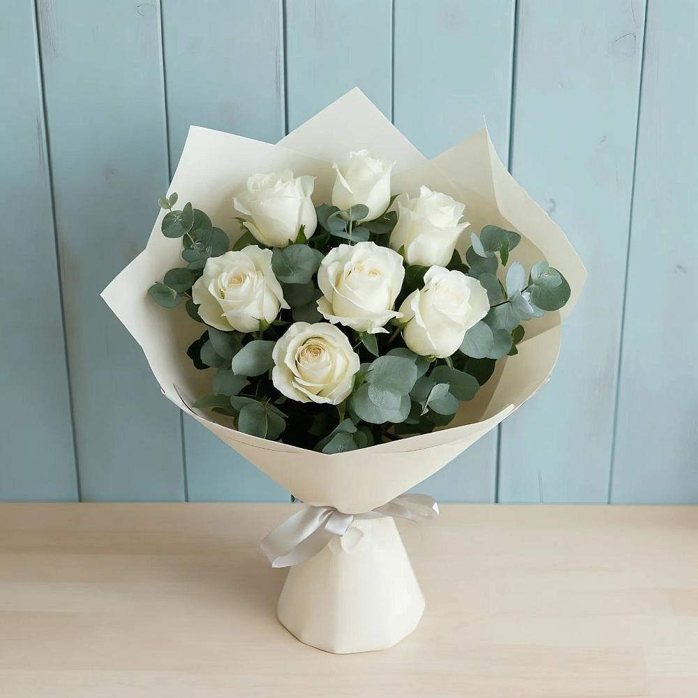 Букет Белые розы в Эвкалипте в Приморске Ленинградской области