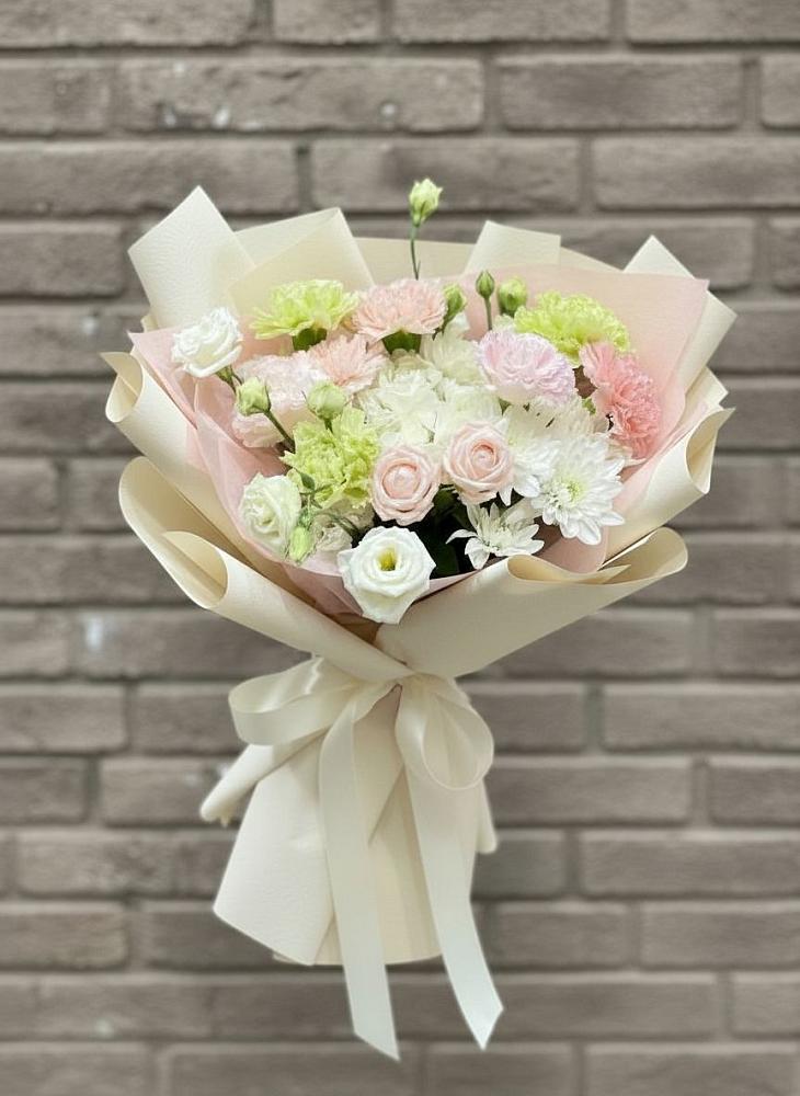 Букет цветов из: Гвоздики, Розы, Лизиантусы и Хризантемы в Приморске Ленинградской области