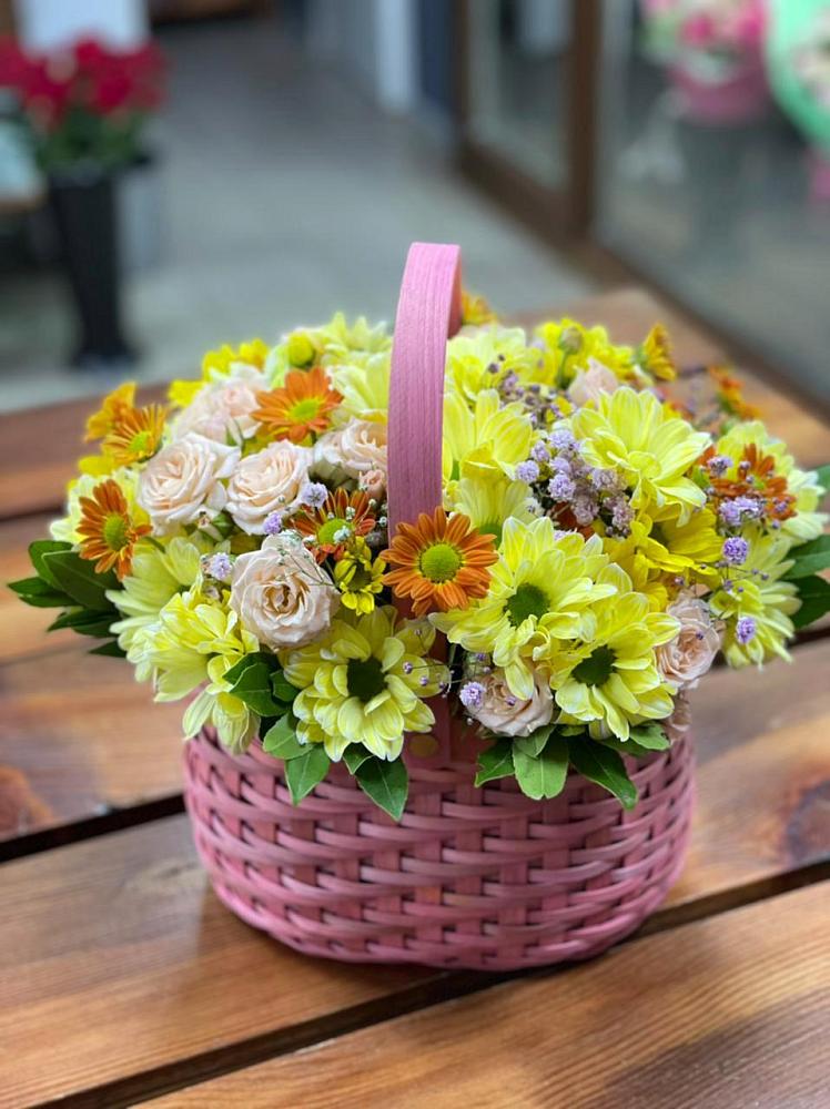 Цветочная композиция из Хризантемы и Розы в корзине в Приморске Ленинградской области