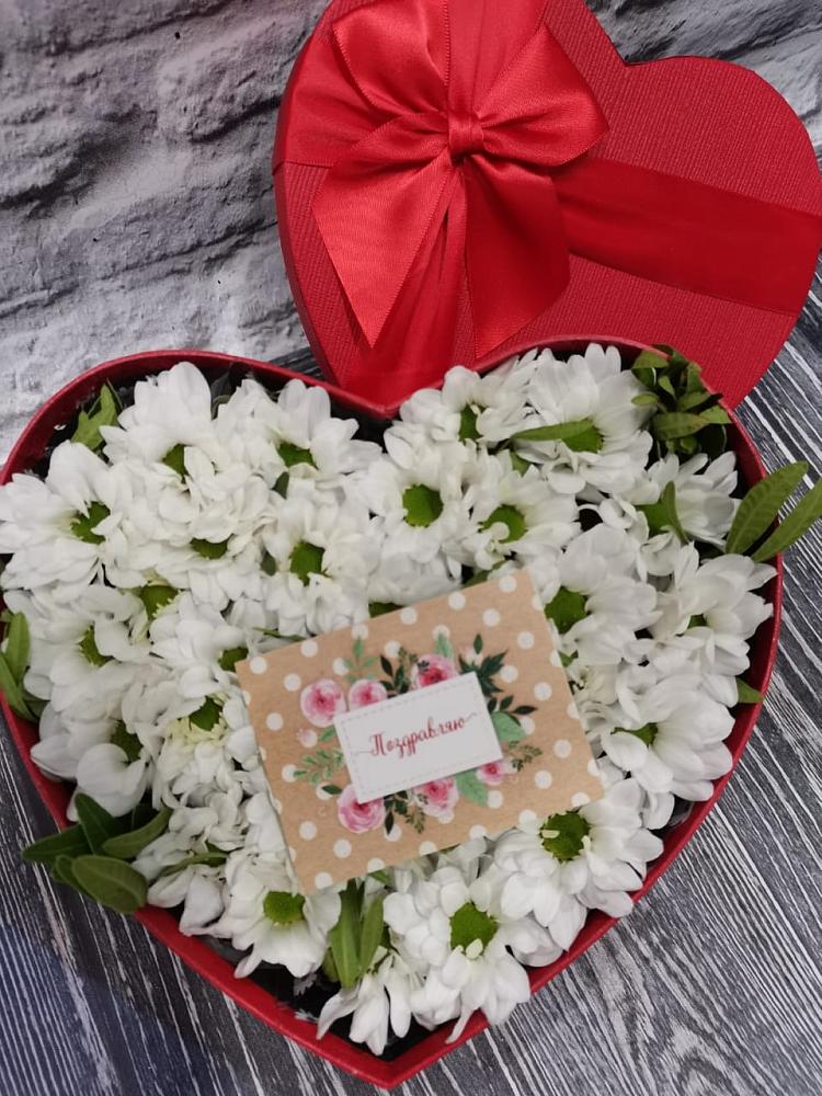 Цветочная композиция из Хризантемы в виде сердца в Приморске Ленинградской области