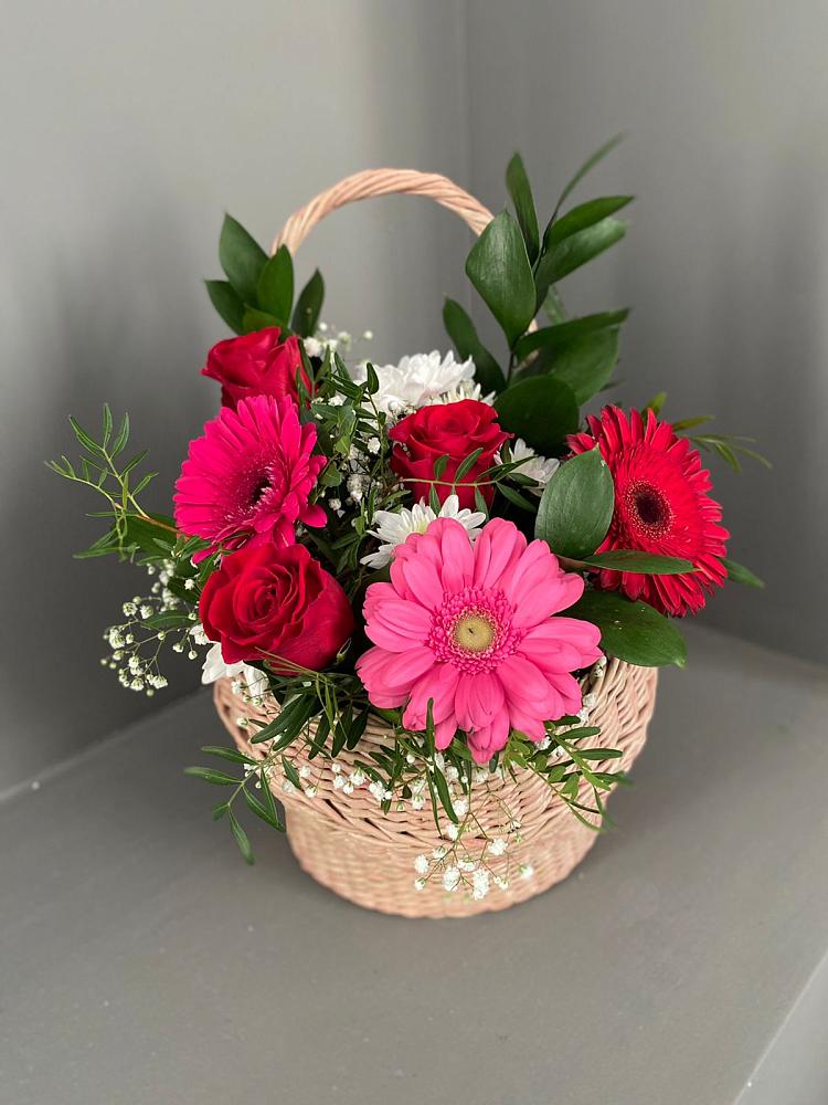 Цветочная композиция из Розы, Хризантемы и Герберы в корзине в Приморске Ленинградской области