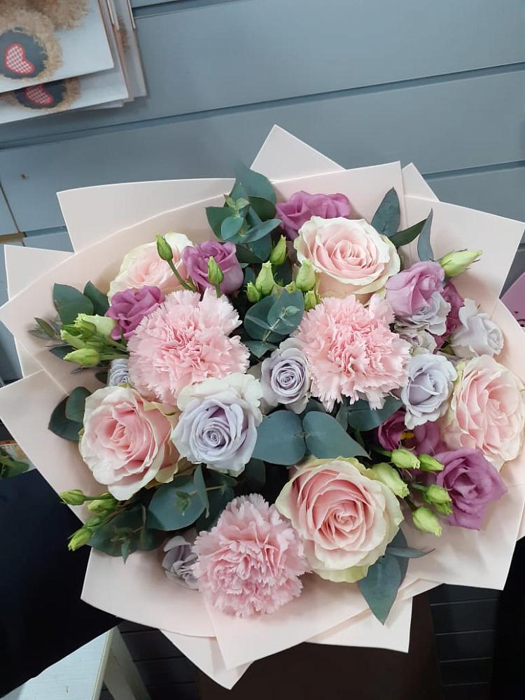 Букет цветов из: Розы, Гвоздики и Лизиантусы в Приморске Ленинградской области