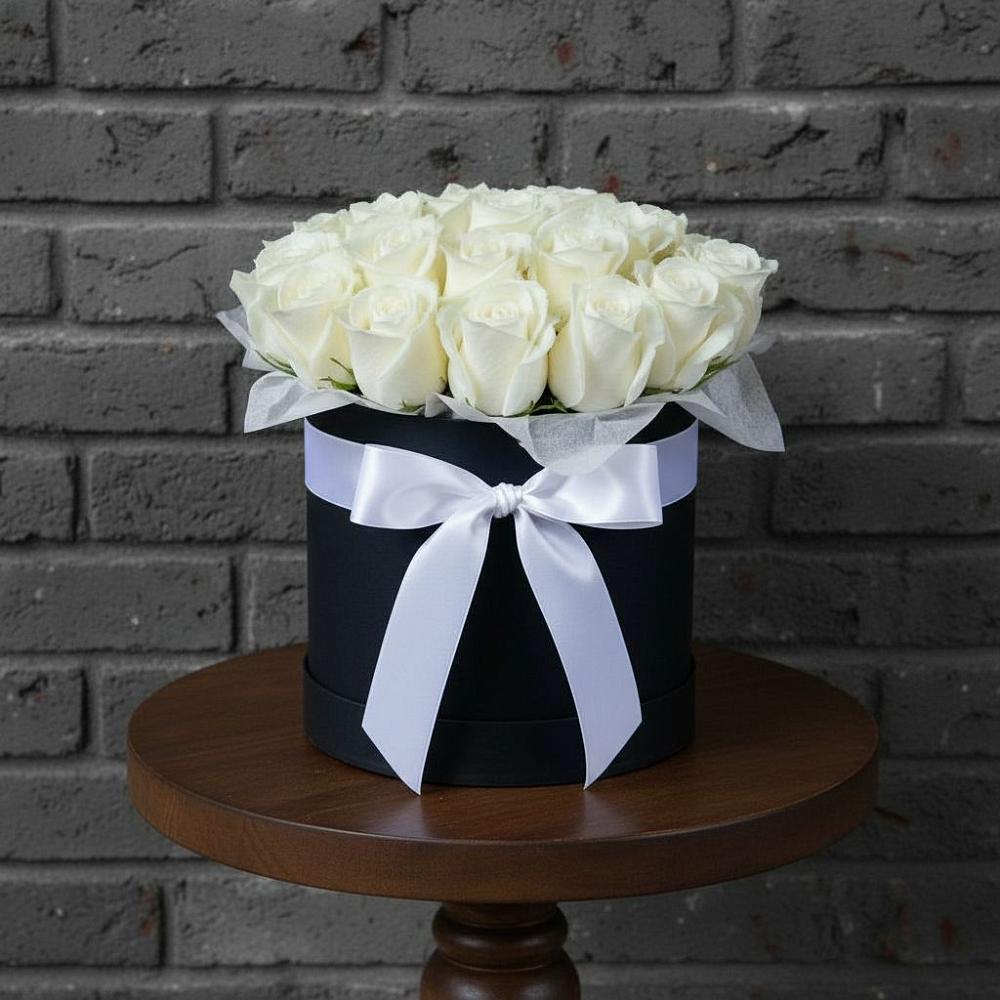 Цветочная композиция из Розы в шляпной коробке в Приморске Ленинградской области