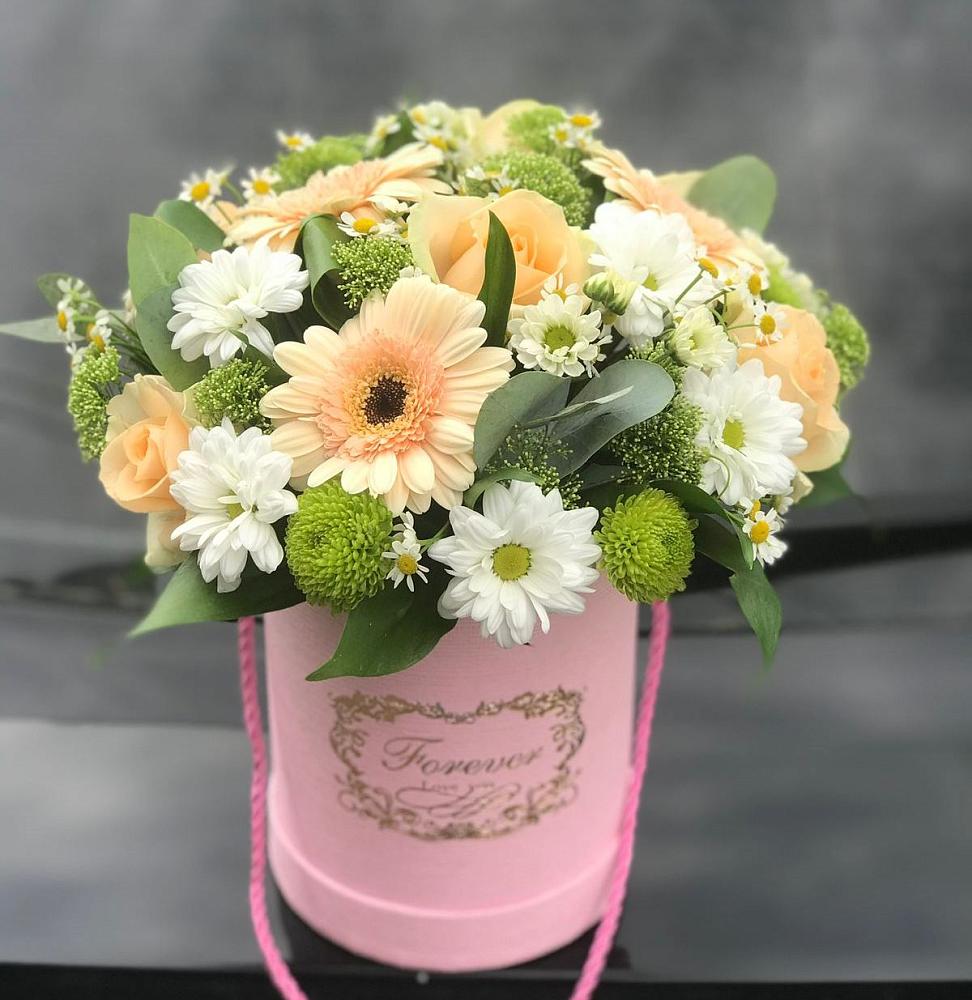 Цветочная композиция из Розы, Герберы и Хризантемы в шляпной коробке в Приморске Ленинградской области