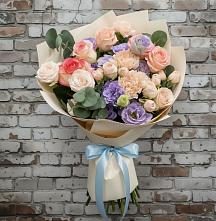 Букет цветов из:  Розы, Лизиантусы и Гвоздики в Приморске Ленинградской области