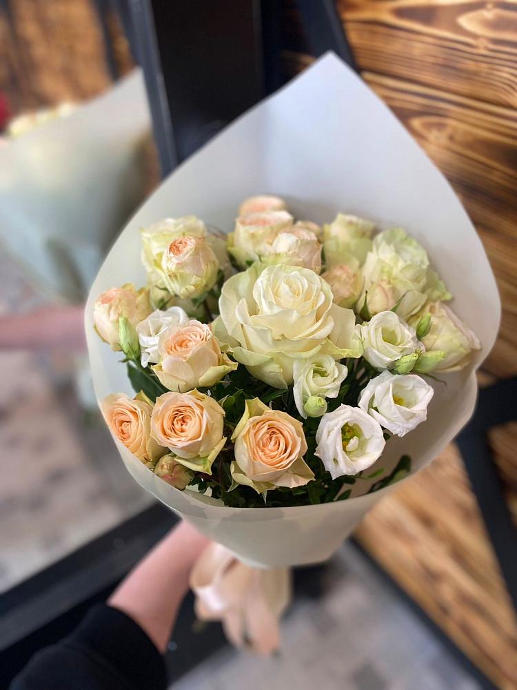 Букет цветов из: Розы и Лизиантусы в Приморске Ленинградской области