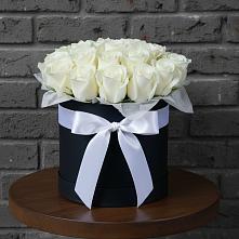 Цветочная композиция из Розы в шляпной коробке в Приморске Ленинградской области