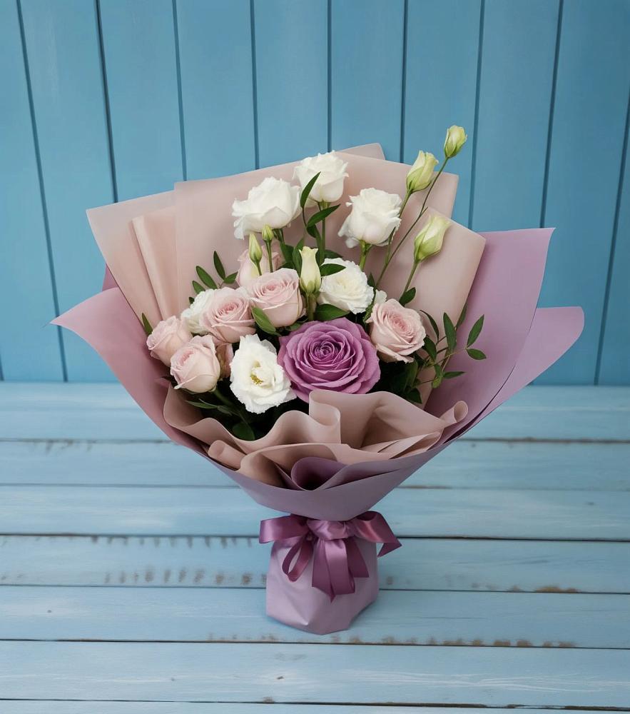 Букет цветов из: Розы и Лизиантусы в Приморске Ленинградской области